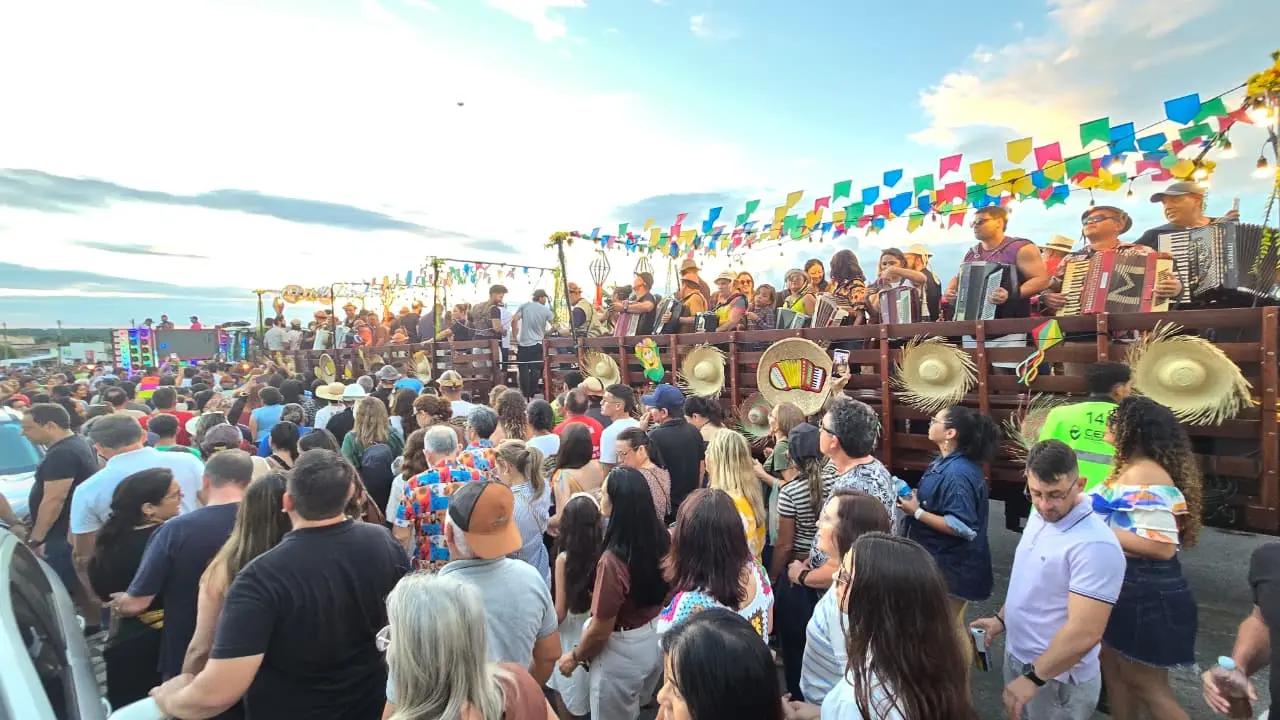 Público caminhou em procissão cultural