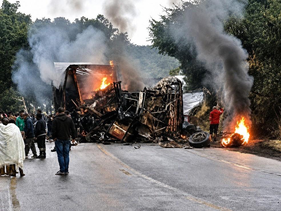 Acidente entre carreta e ônibus na BR-251