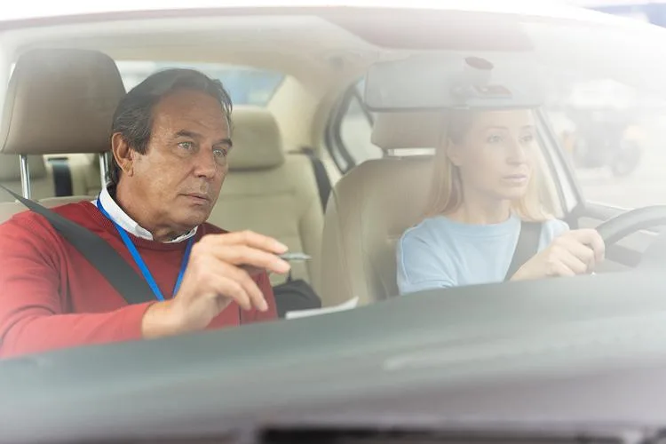 Detran do RJ autoriza instrutores autônomos e muda formação de motoristas