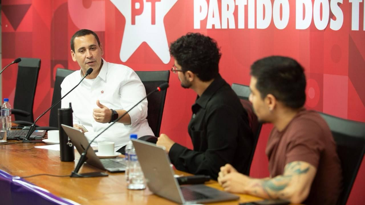 Em destaque, o secretário nacional de Comunicação do PT, Éder Valadares.