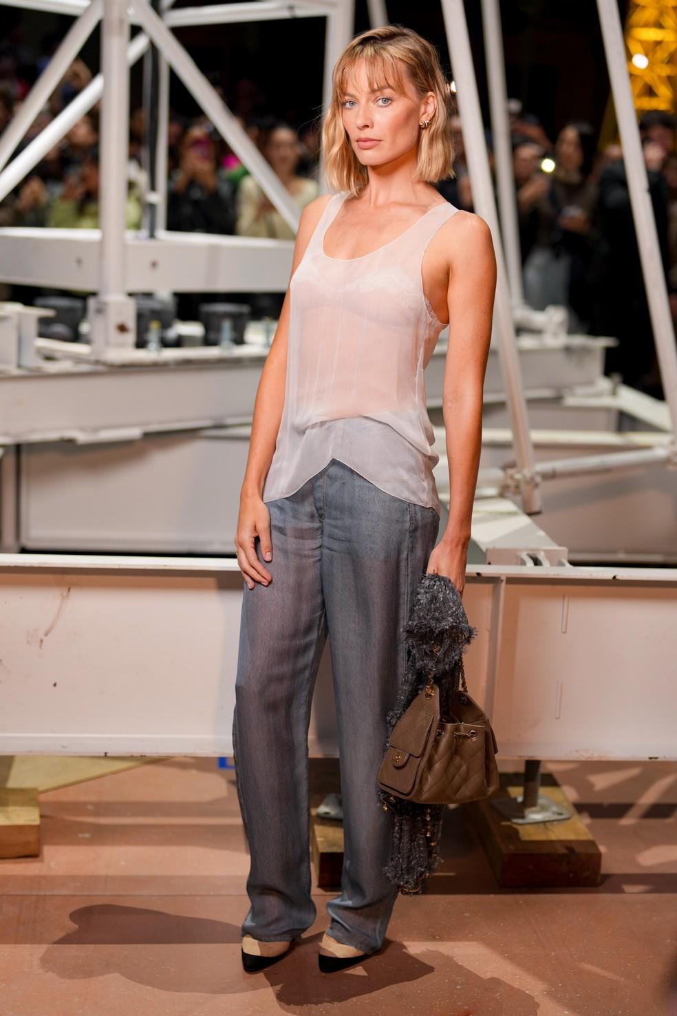 Margot Robbie durante desfile da grife Chanel na Paris Fashion Week