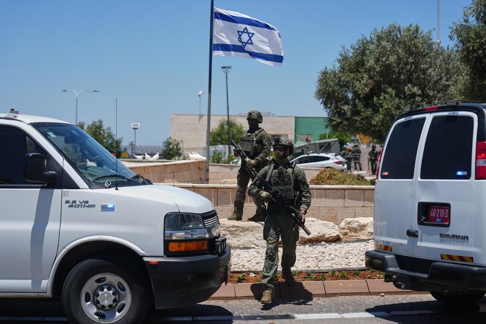 Militares patrulham área na região central de Israel após um atentado, em 7 de junho de 2026.