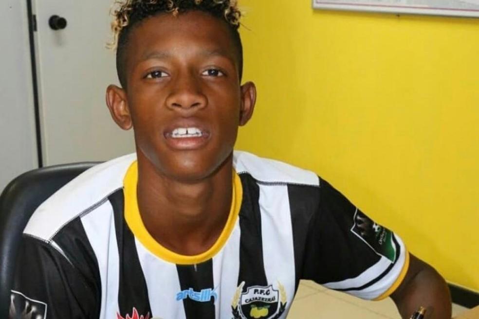 Danilo Santos com a camisa do Instituto Manassés, da Bahia