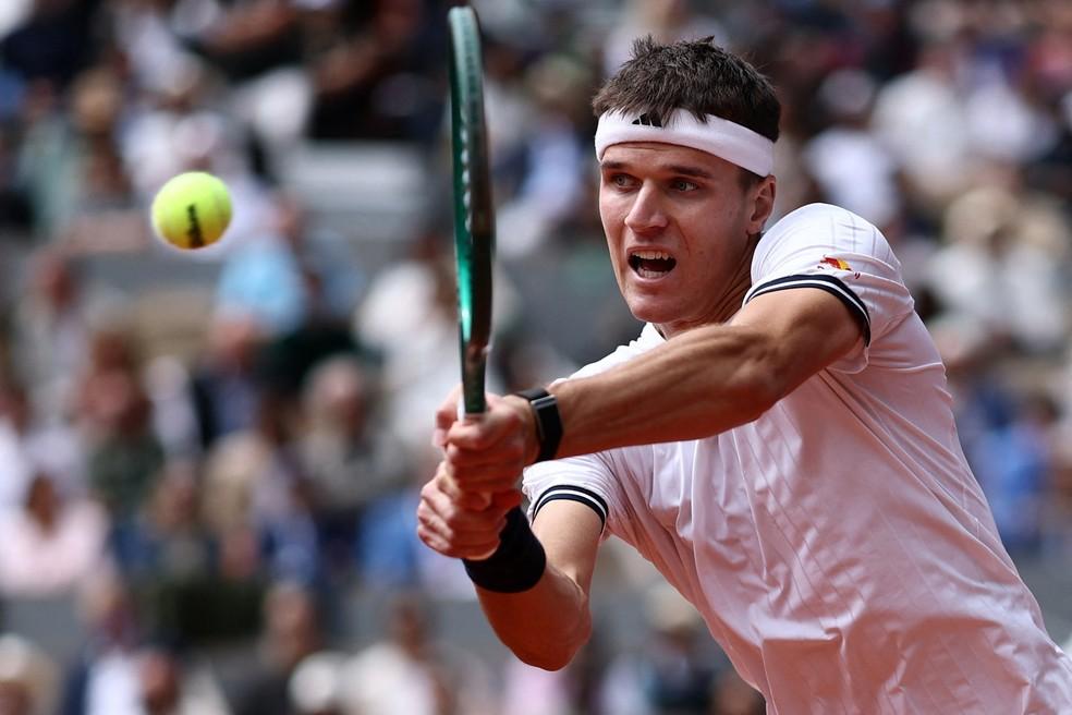 Jakub Mensik rebate bola na semi de Roland Garros contra Alexander Zverev
