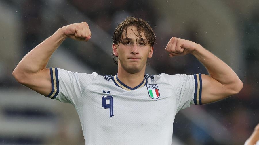 Pio Esposito celebra gol pela Itália, em amistoso contra Luxemburgo.