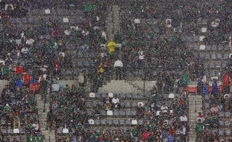 Chuva no estádio Azteca, na cidade do México