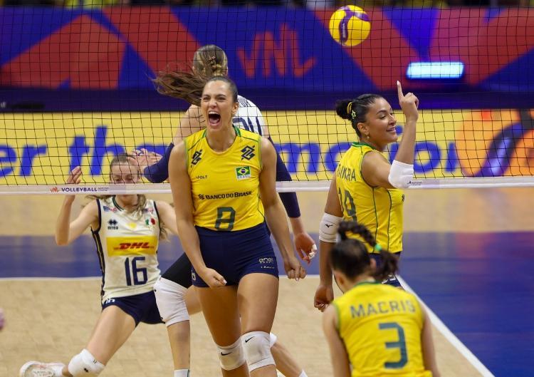 Julia Kudiess celebra ponto do Brasil contra a Itália, na Liga das Nações