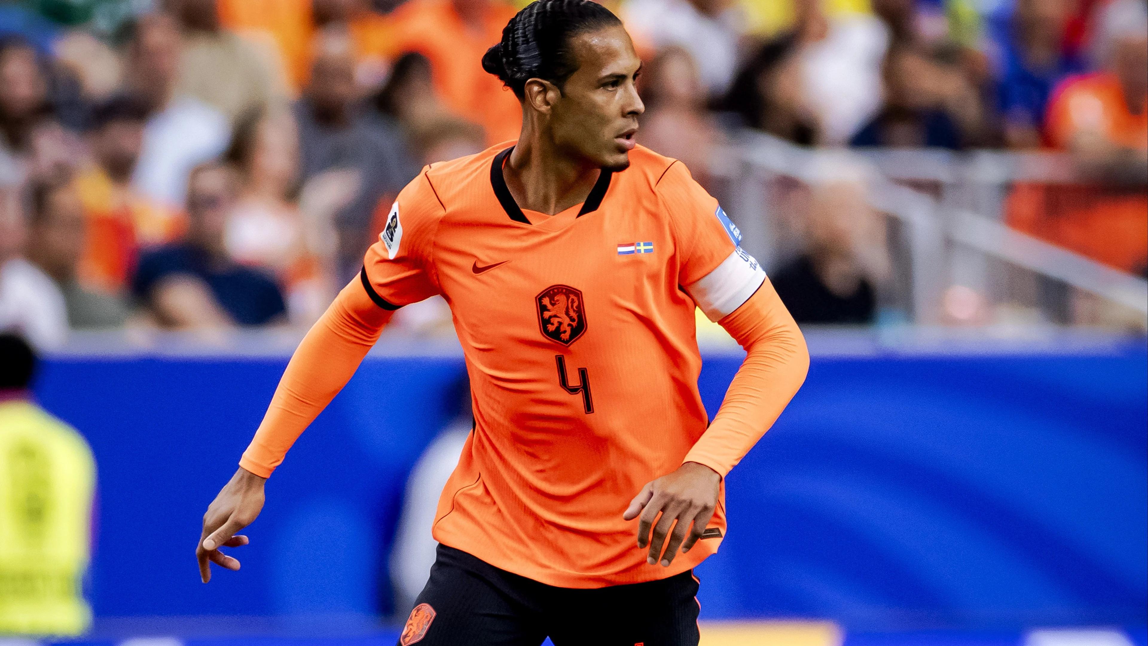 Virgil van Dijk durante um jogo do World Cup 2026 com longas mangas.