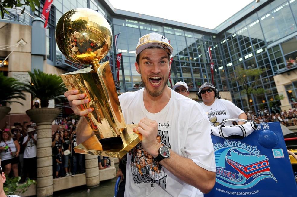 Tiago Splitter em 2014, com o troféu de campeão da NBA