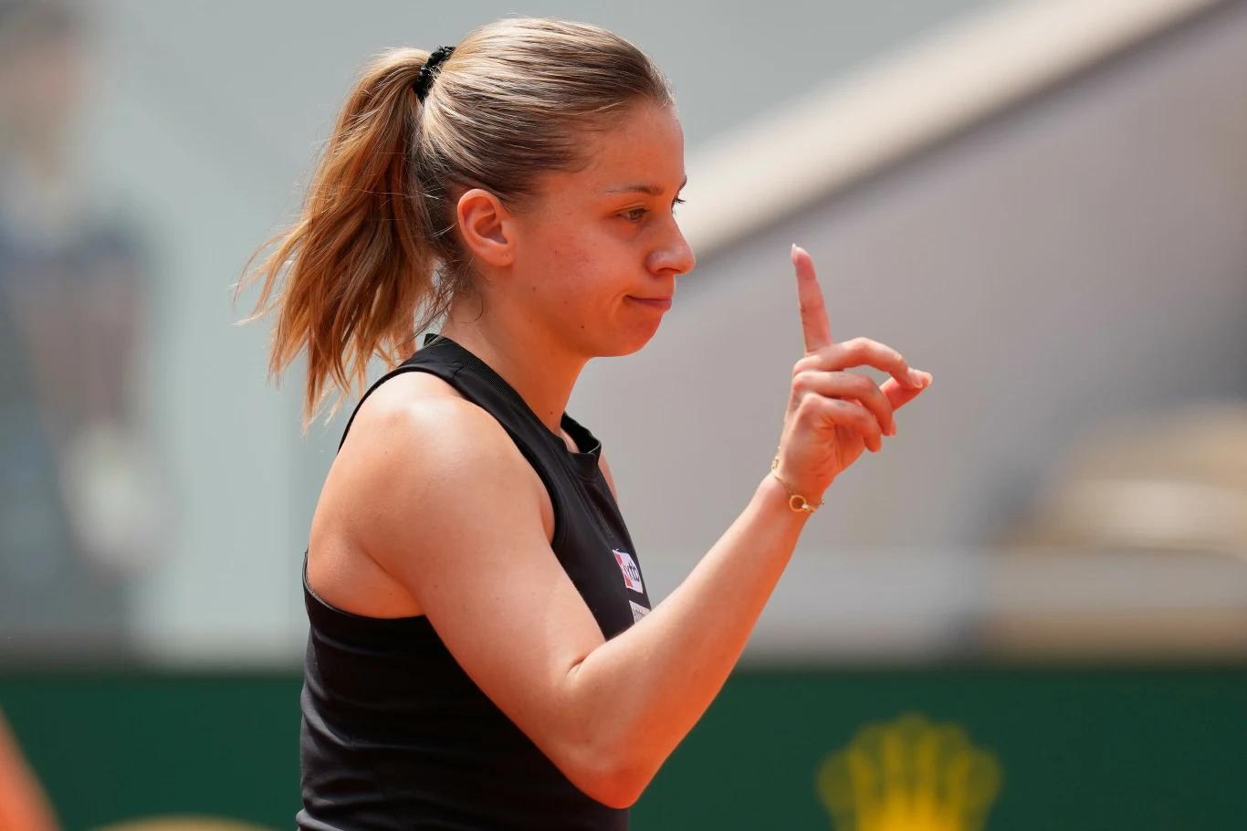 Maja Chwalińska mostrando determinação e foco durante uma partida.