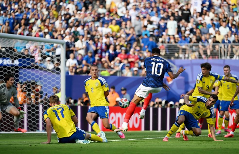Mbappé acerta belo chute e abre o placar para a França contra a Suécia