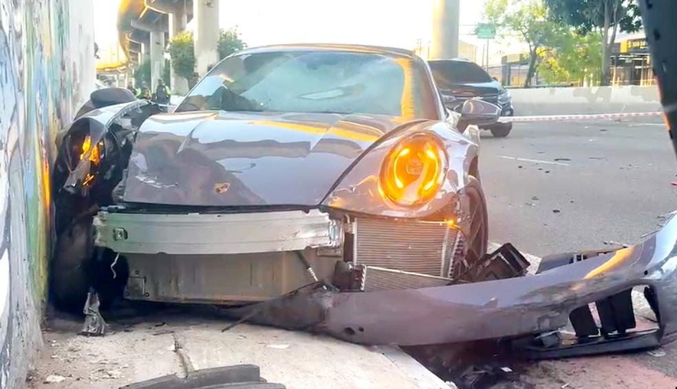 Motorista de Porsche bate carro na Zona Sul de SP