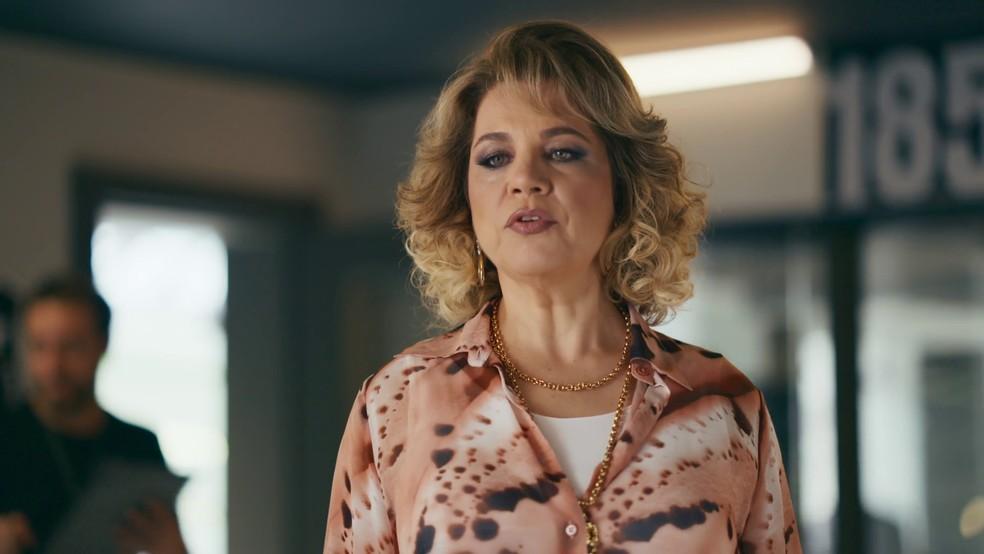 Pilar ameaça a família de Adriana