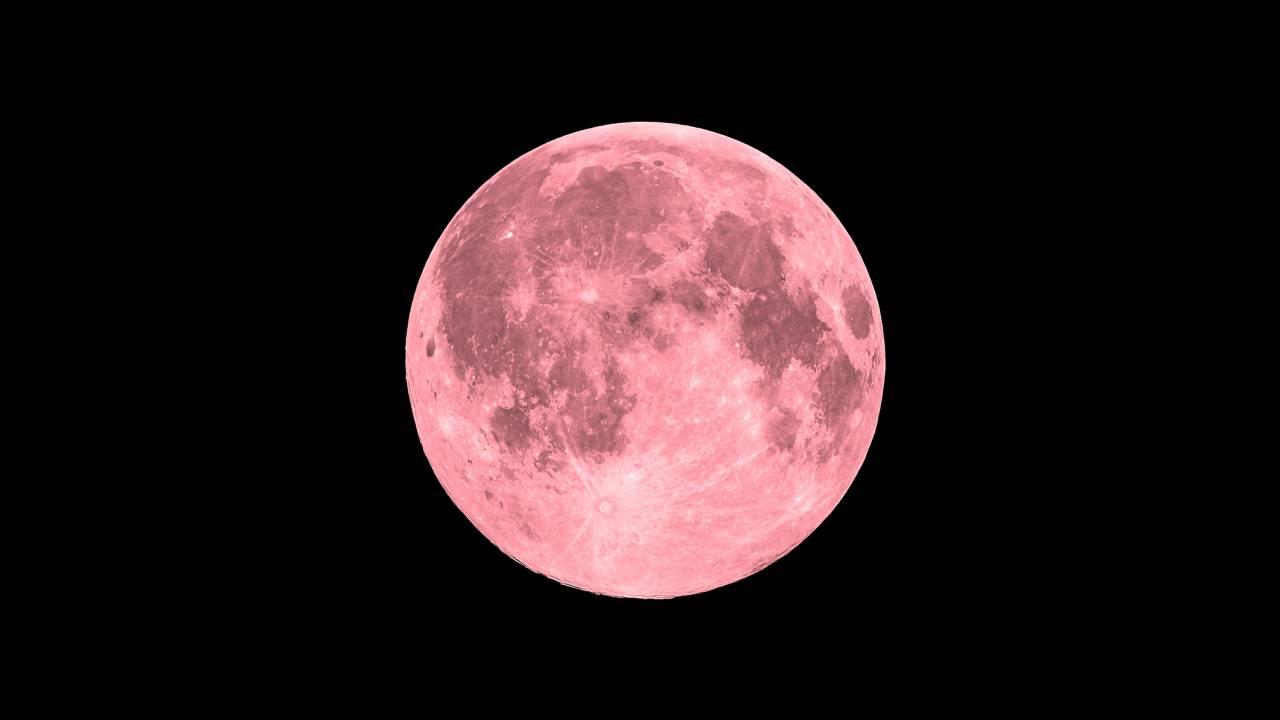 Lua cheia rosa vibrante em um céu noturno