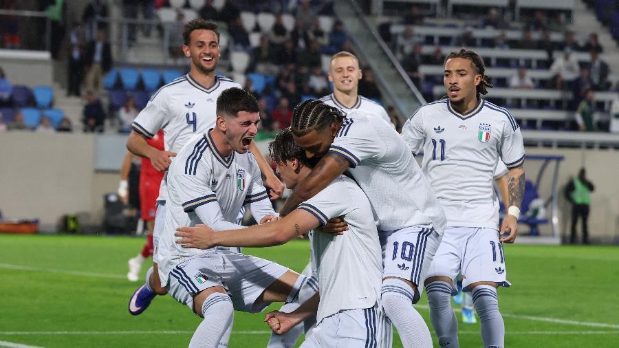 Seleção italiana comemora gol de Pio Esposito