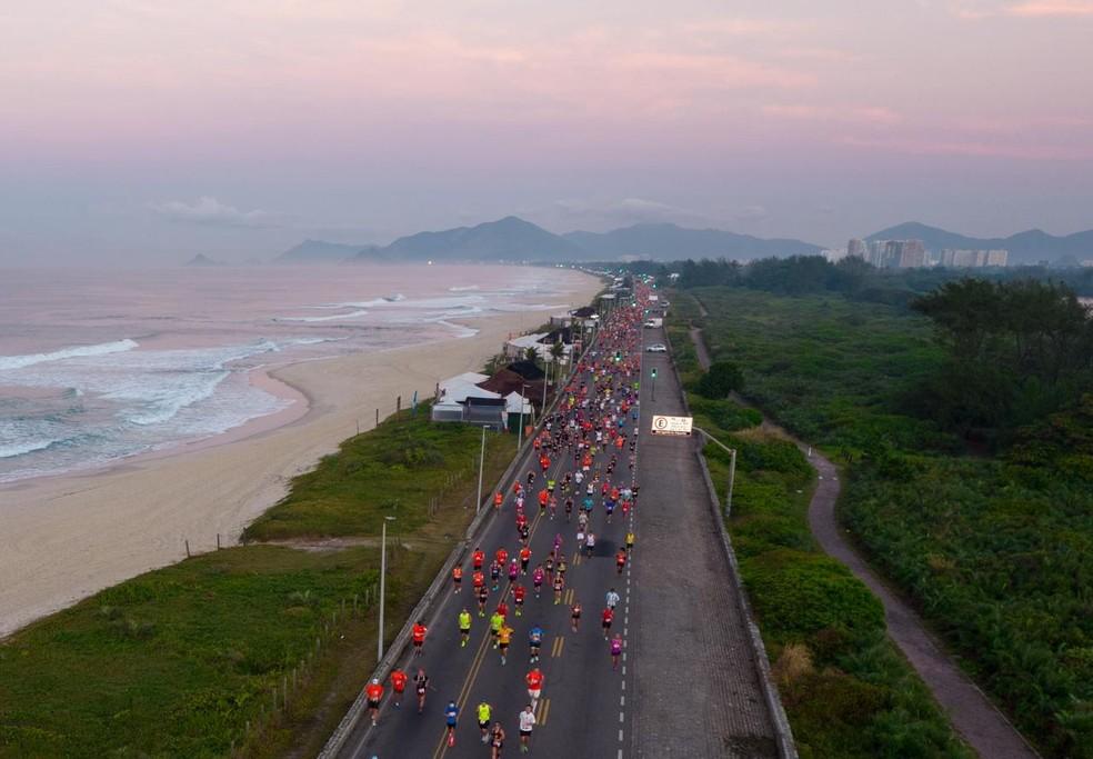Corredores da Maratona do Rio durante o amanhecer