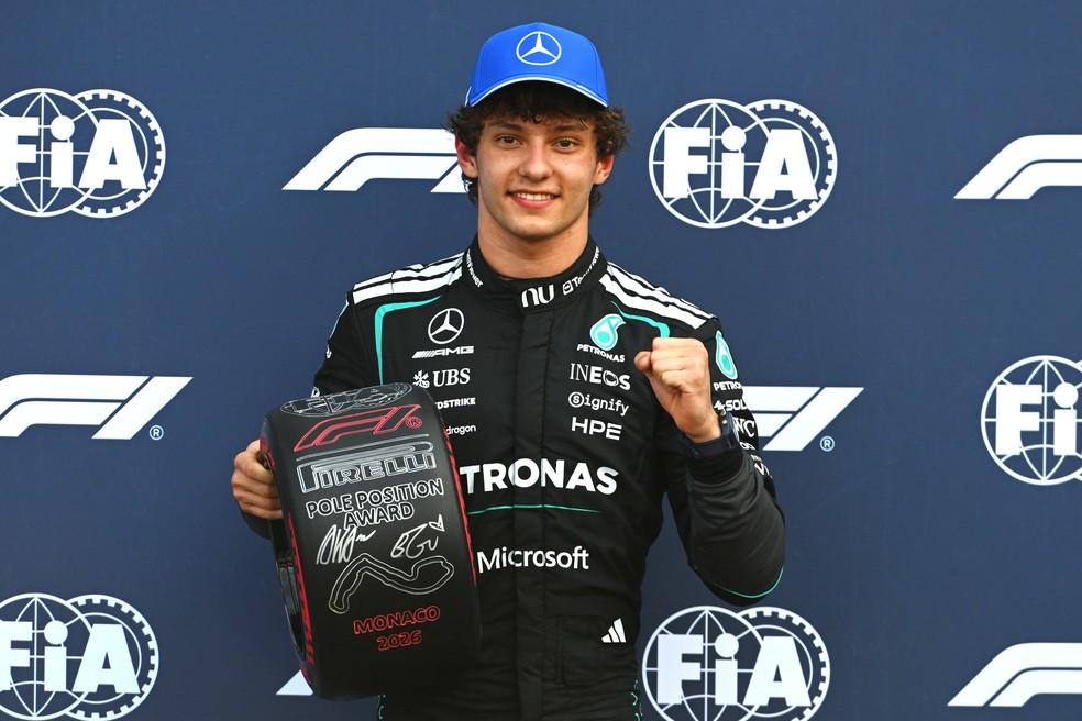 Kimi Antonelli com prêmio pela pole position em Mônaco