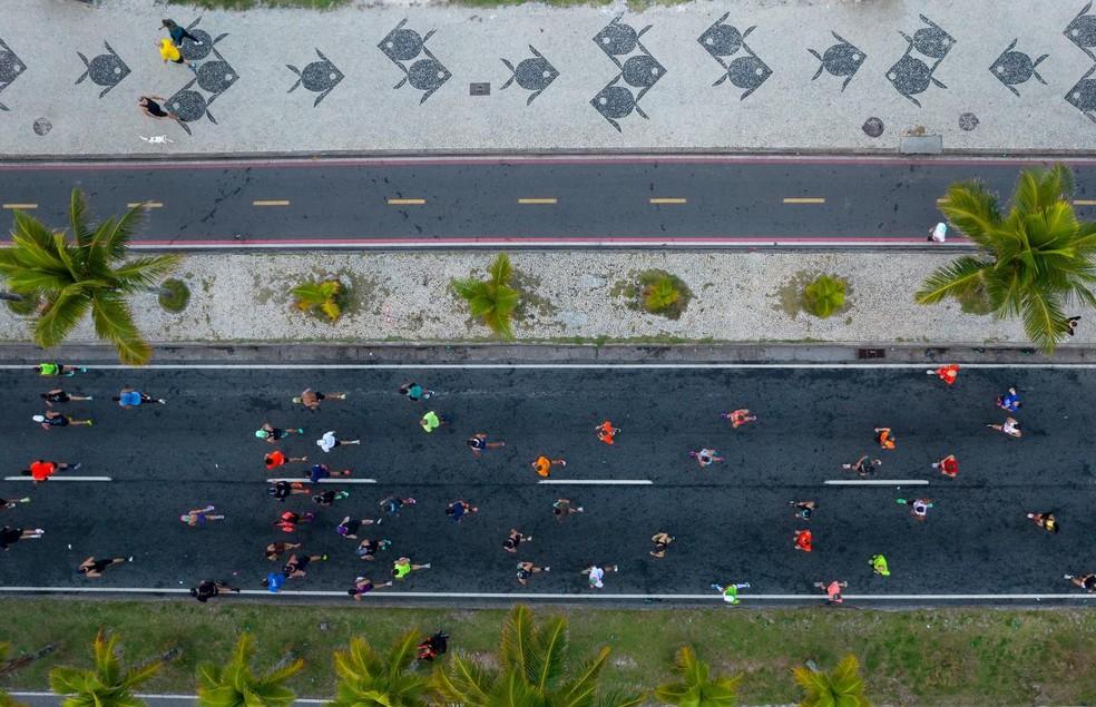 Corredores da Maratona do Rio passando pela Orla da Zona Sudoeste