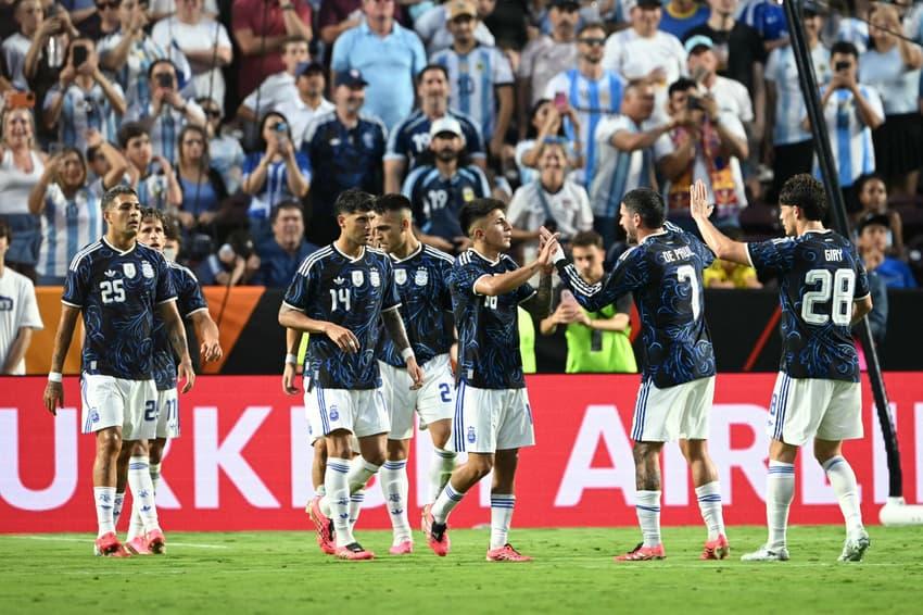 Jogadores da Argentina comemorando vitória sobre Honduras