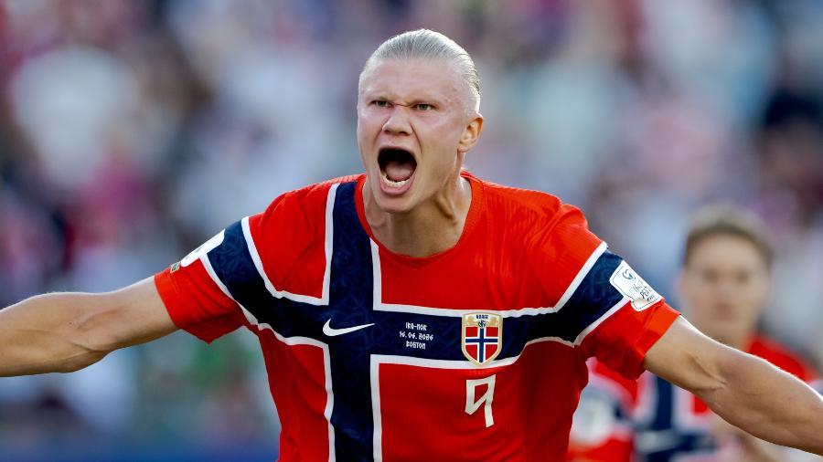 Haaland celebra gol em Iraque x Noruega, jogo da Copa do Mundo.
