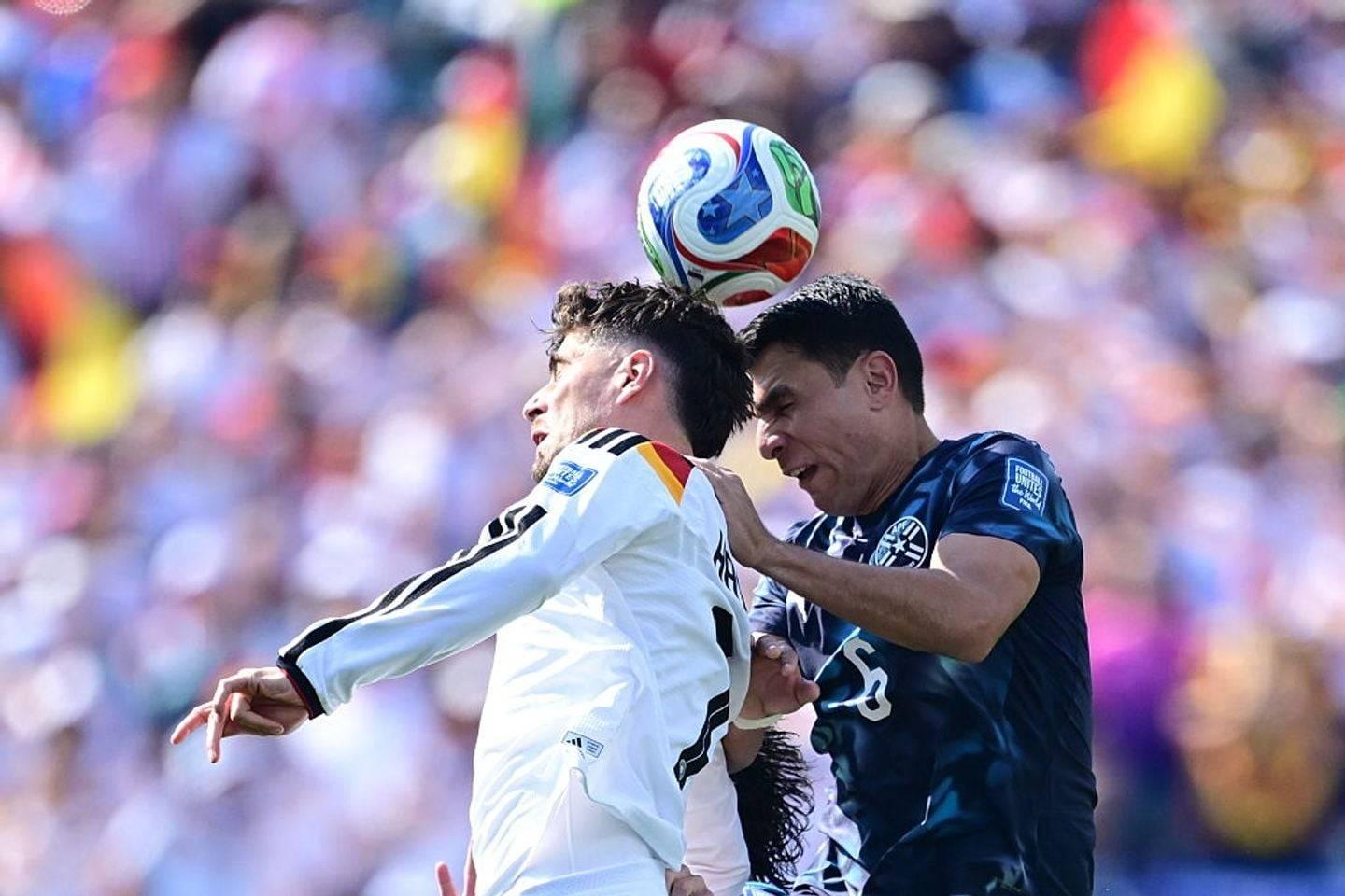 Kai Havertz jogando contra Junior Alonso durante a partida entre Alemanha e Paraguai.