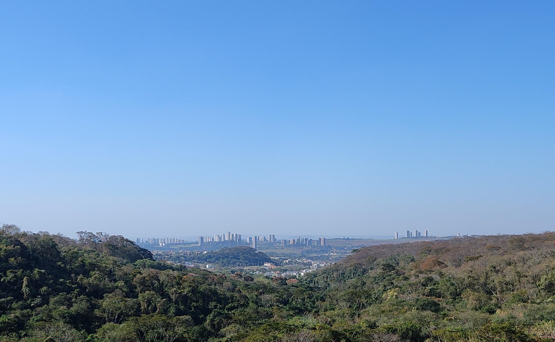 Céu de Ribeirão Preto com pouca nebulosidade