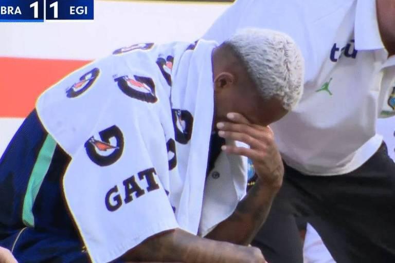 Crise na lateral do Brasil: Wesley sai chorando após lesão no amistoso contra o Egito