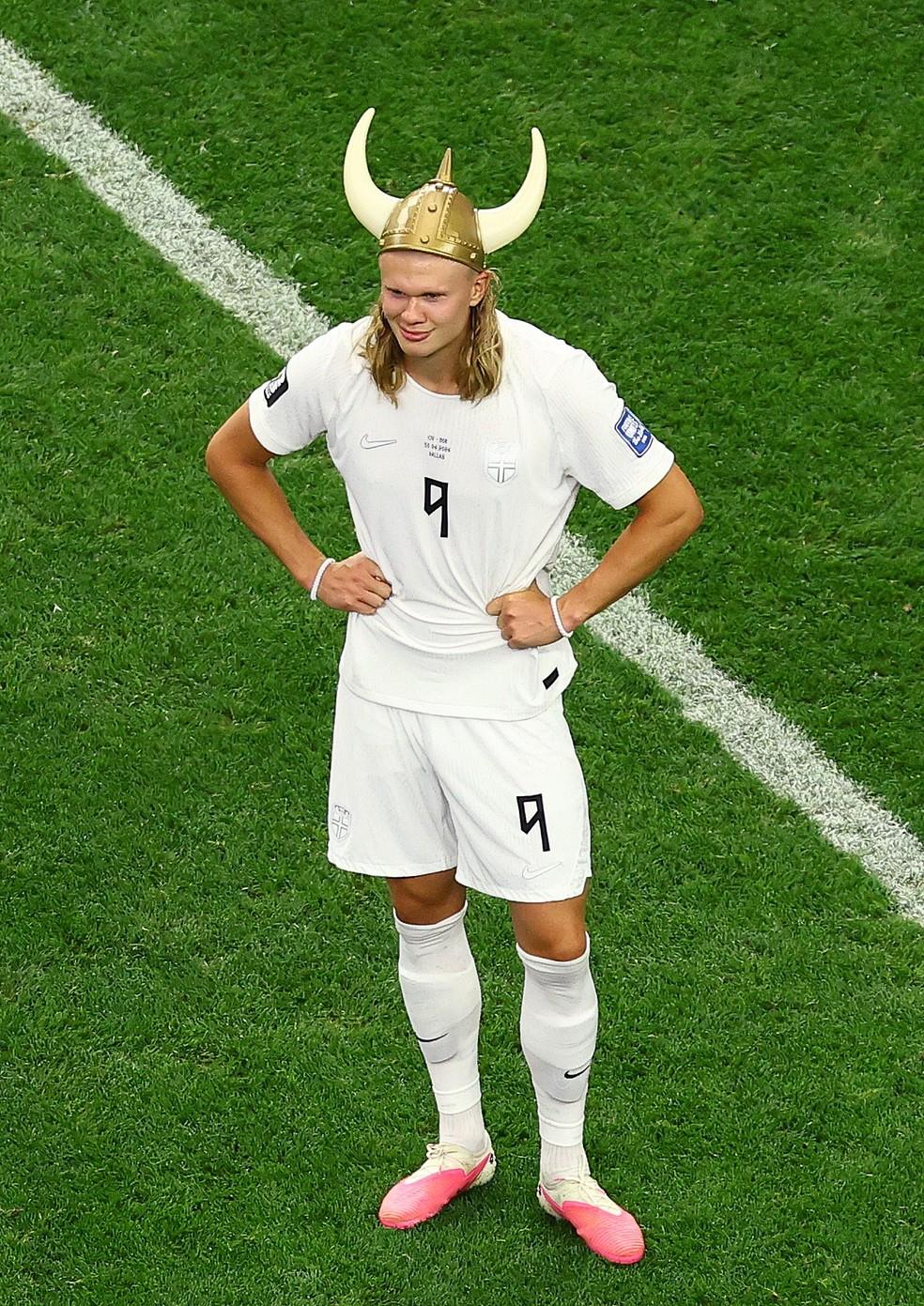 Erling Haaland veste um chapéu viking na comemoração da classificação da Noruega em cima da Costa do Marfim