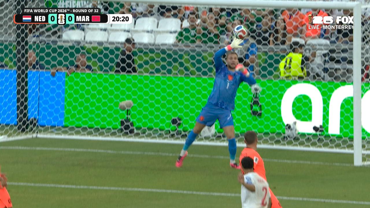 Bart Verbruggen fazendo duas defesas impressionantes na partida contra Marrocos