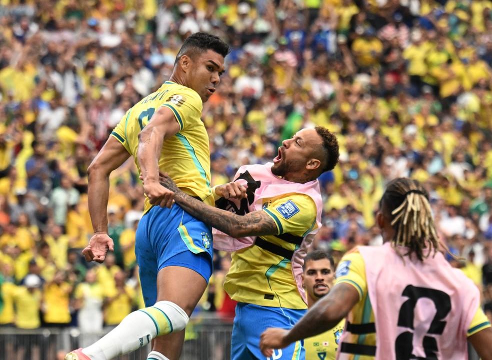 Casemiro e Neymar comemoram gol do Brasil sobre o Japão na Copa do Mundo