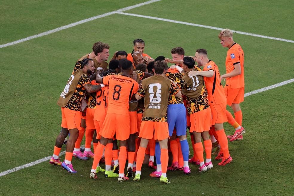 Jogadores da Holanda comemorando com Gakpo após seu gol