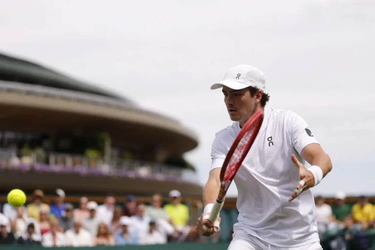 João Fonseca brilha na estreia e avança à segunda rodada de Wimbledon 2026