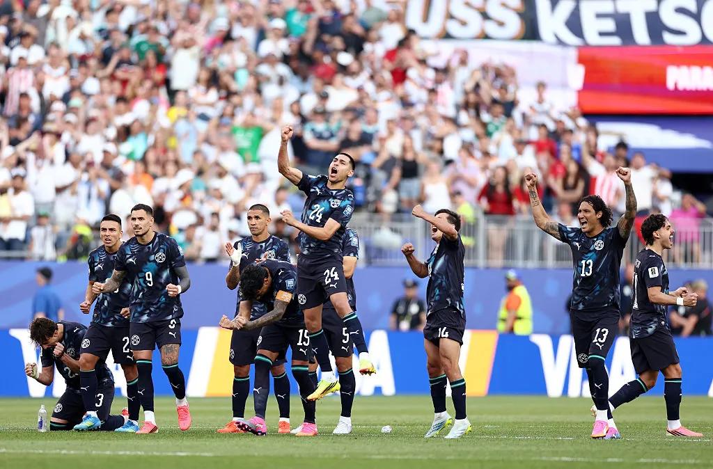 Galarza festeja junto a seleção paraguaia