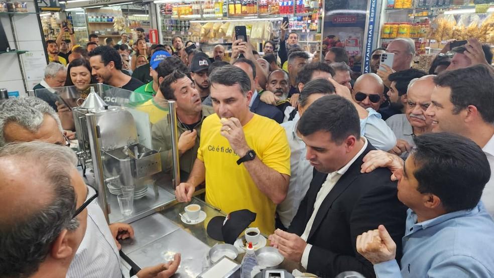 Flávio Bolsonaro visita Mercado Central de BH durante pré-campanha