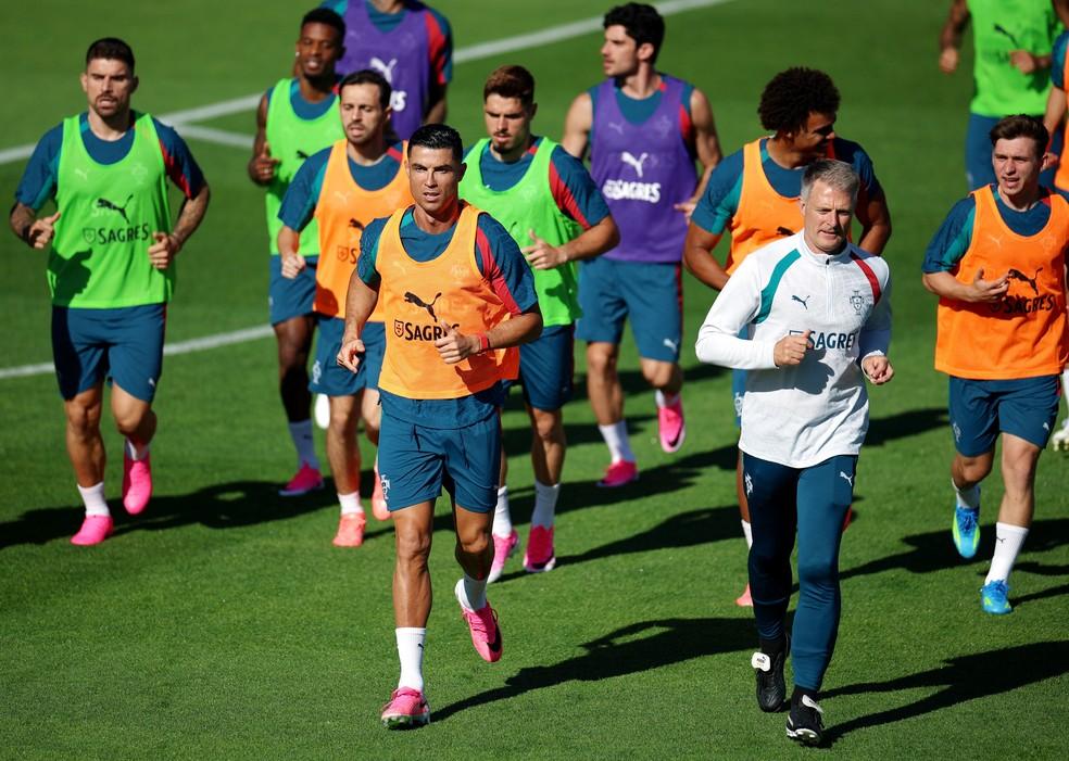 Cristiano Ronaldo treina com companheiros da seleção de Portugal antes da Copa do Mundo