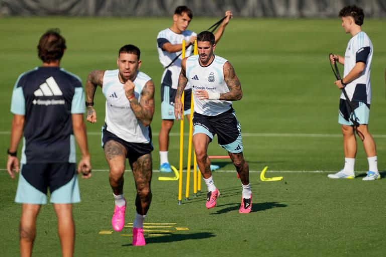 Jogadores de futebol em treinamento