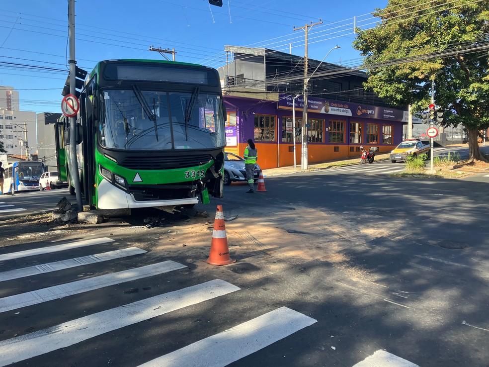 Ônibus envolvido em acidente ficou com a dianteira danificada em Campinas