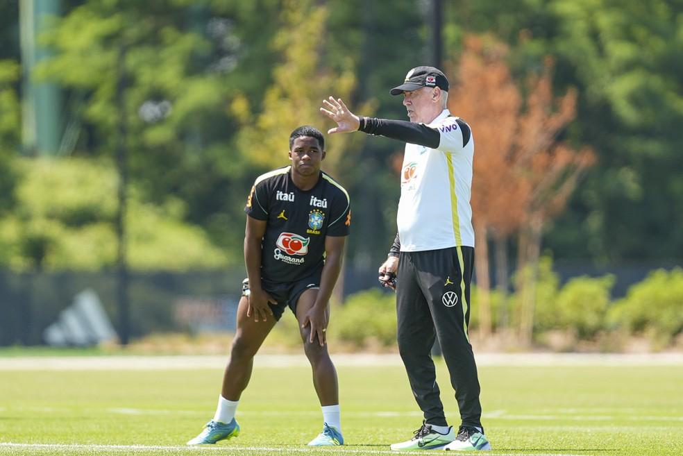 Carlo Ancelotti orienta Endrick em treino