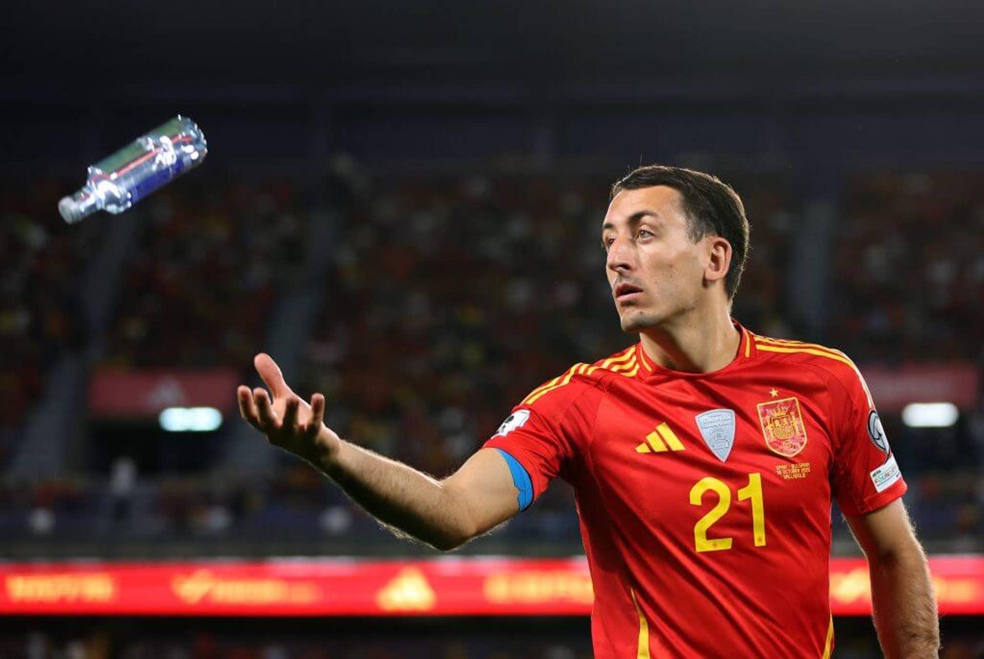 Mikel Oyarzabal da Espanha joga uma garrafa de água.