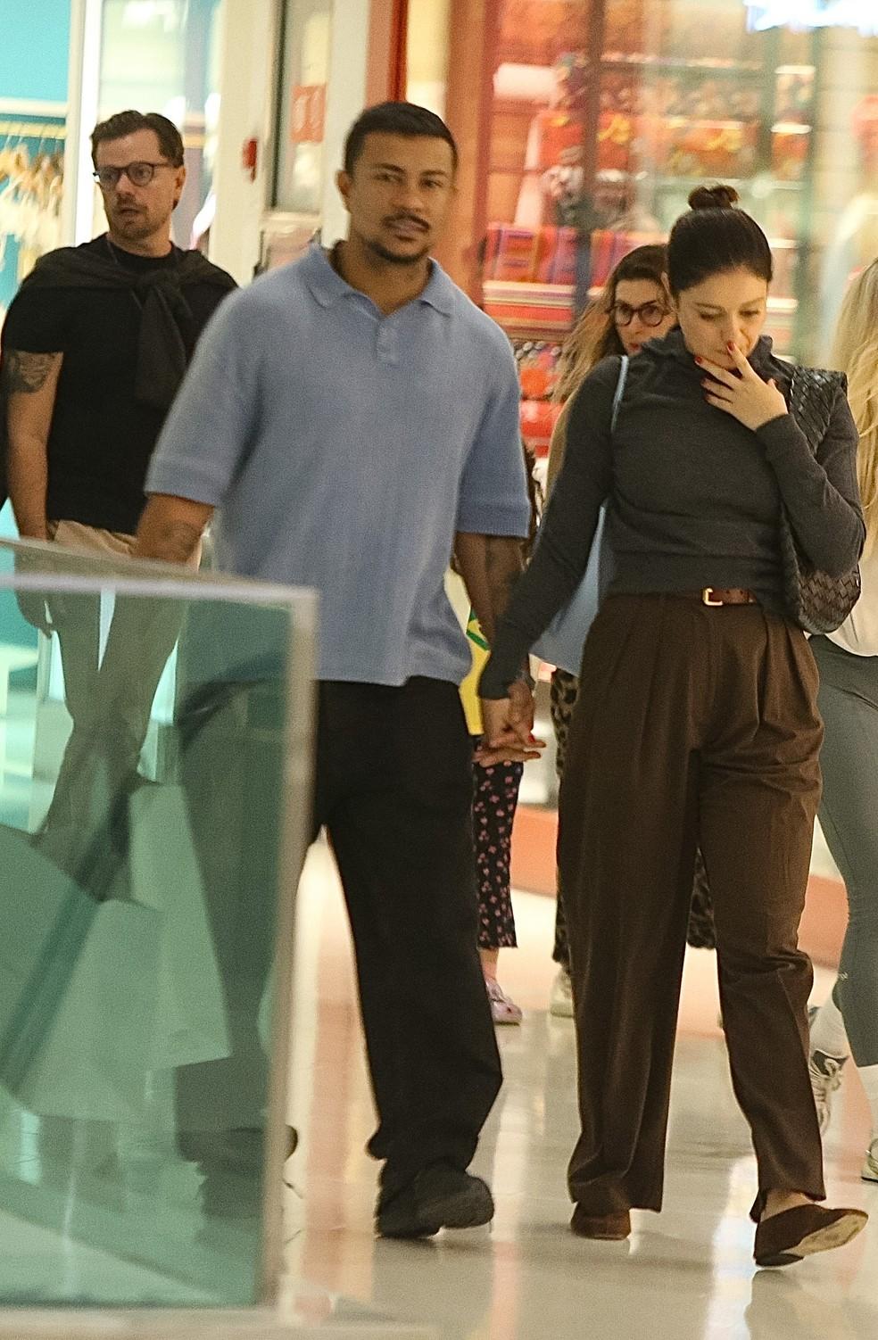 Xamã e Sophie Charlotte são vistos de mãos dadas em shopping