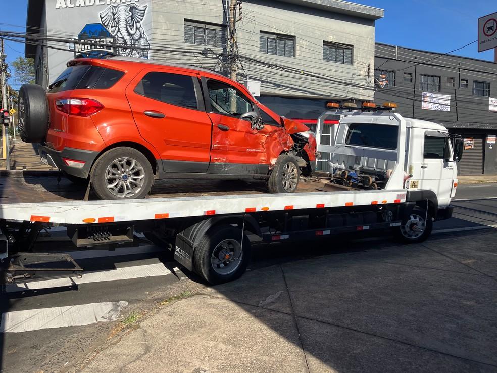 Carro onde três mulheres estavam foi rebocado após acidente com ônibus em Campinas