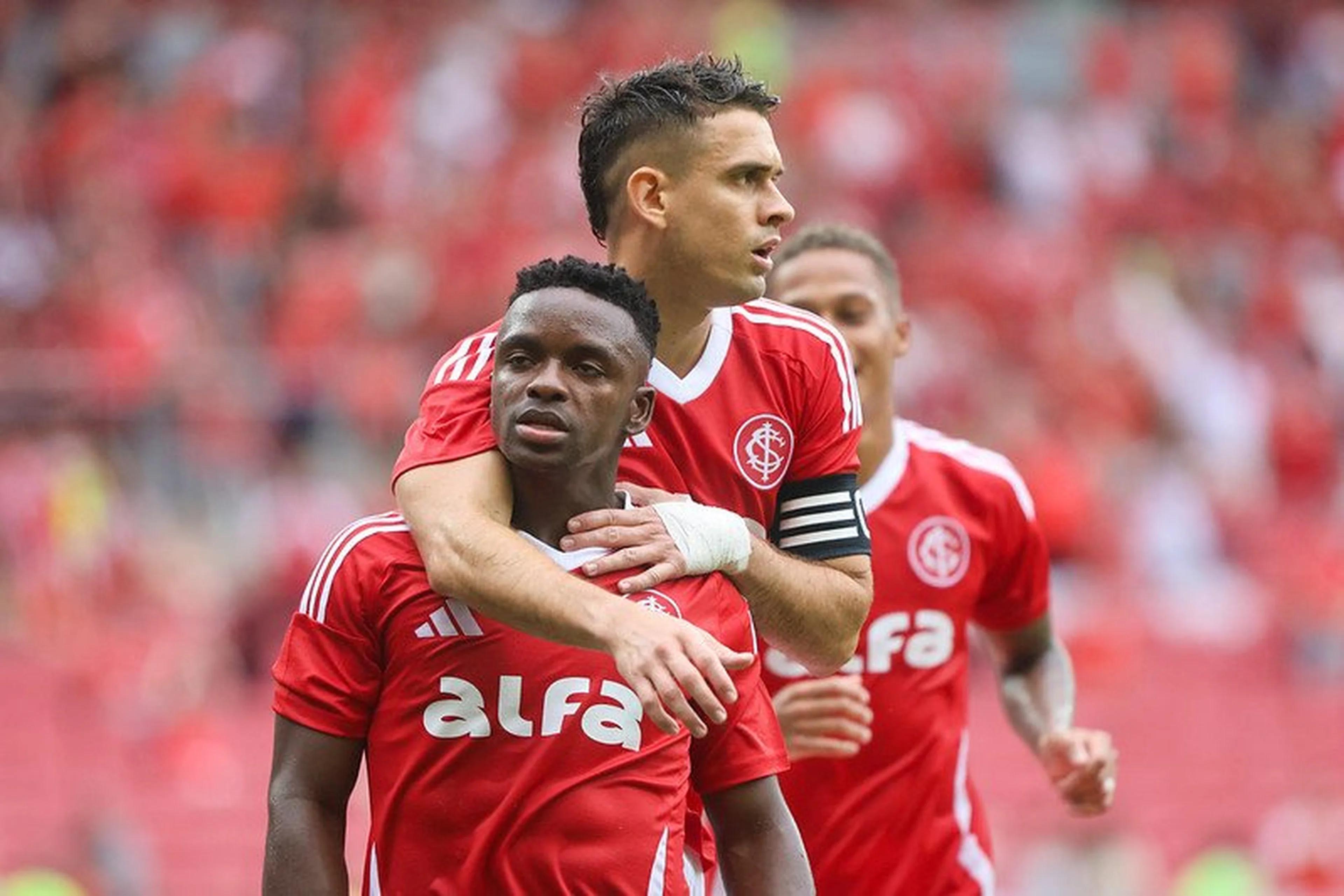 Jogadores do Internacional durante treino