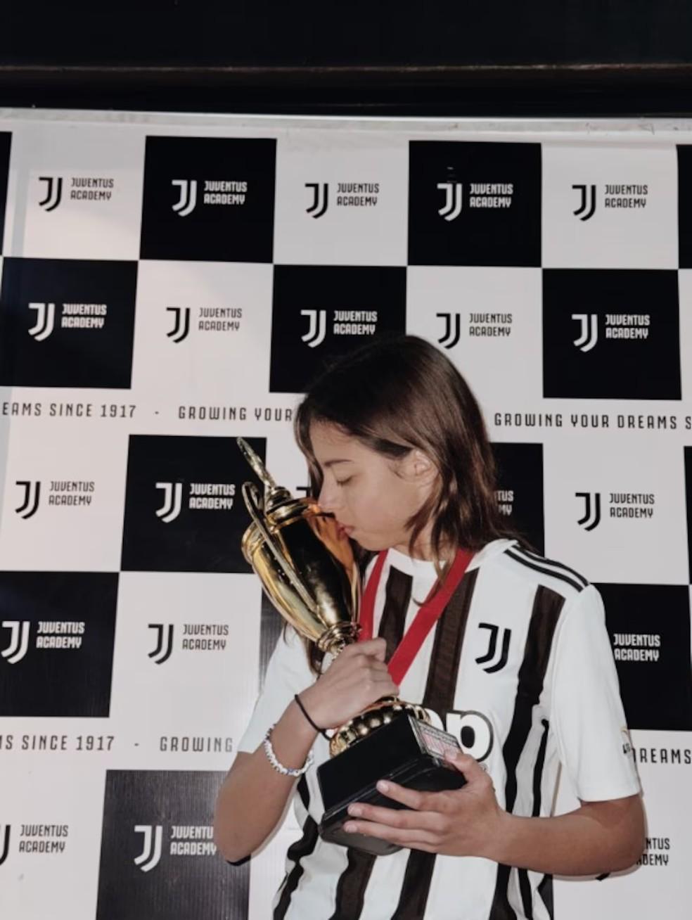 Antonella Petro com a camisa da Juventus