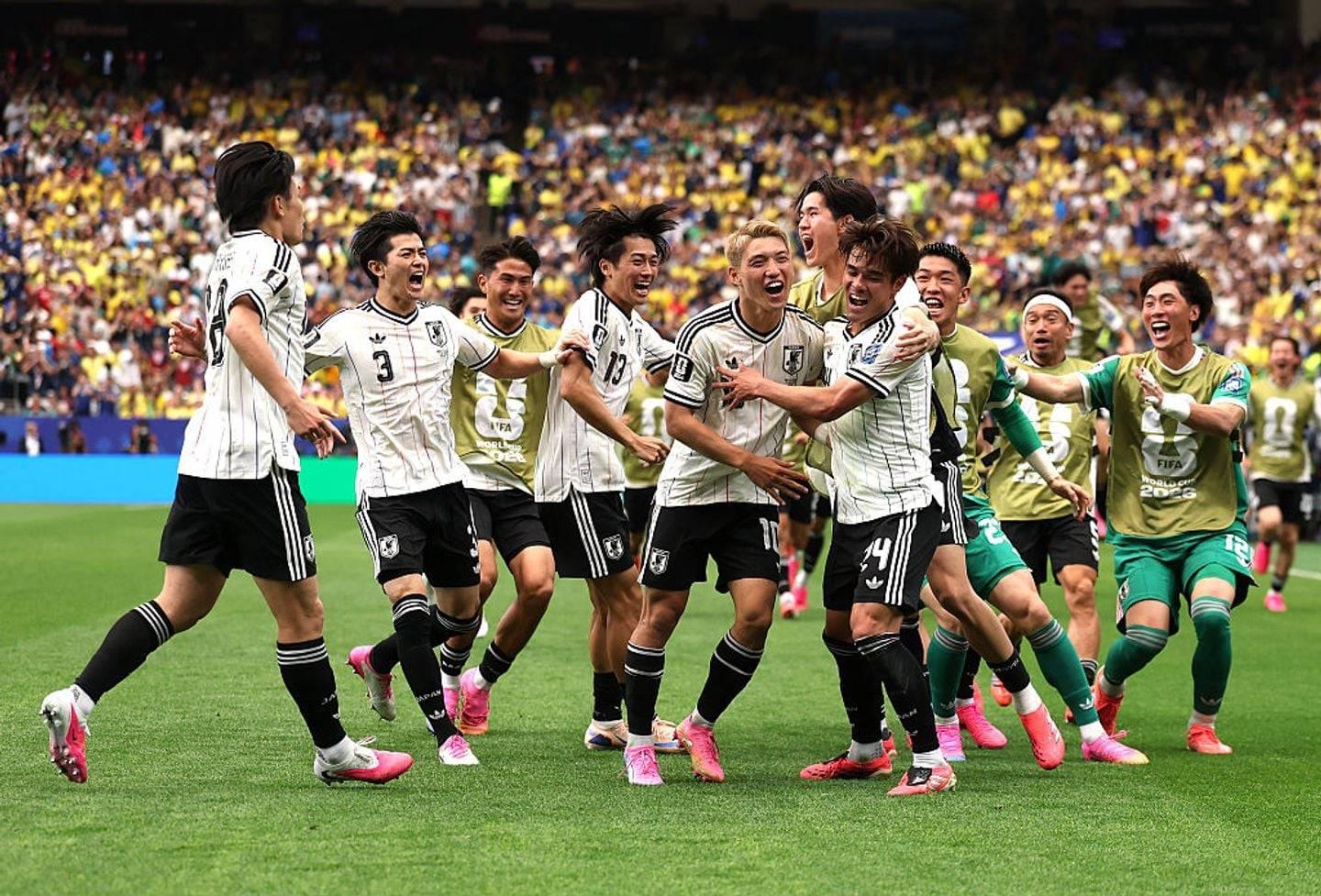 Kaishu Sano celebra o gol com os companheiros de equipe