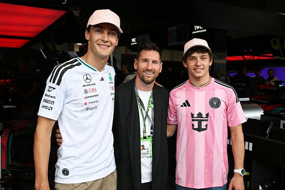 Lionel Messi posa ao lado de Kimi Antonelli e George Russell no GP de Miami da F1 em 2026.