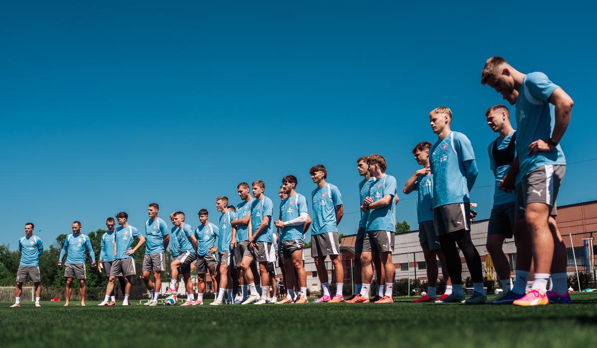 Seleção Tchéquia reunida em campo