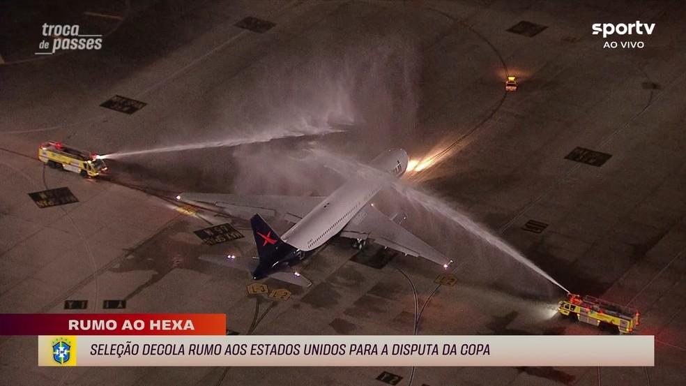 Avião da Seleção passa pelo tradicional 'batismo', com jatos de água, antes de embarque para os EUA