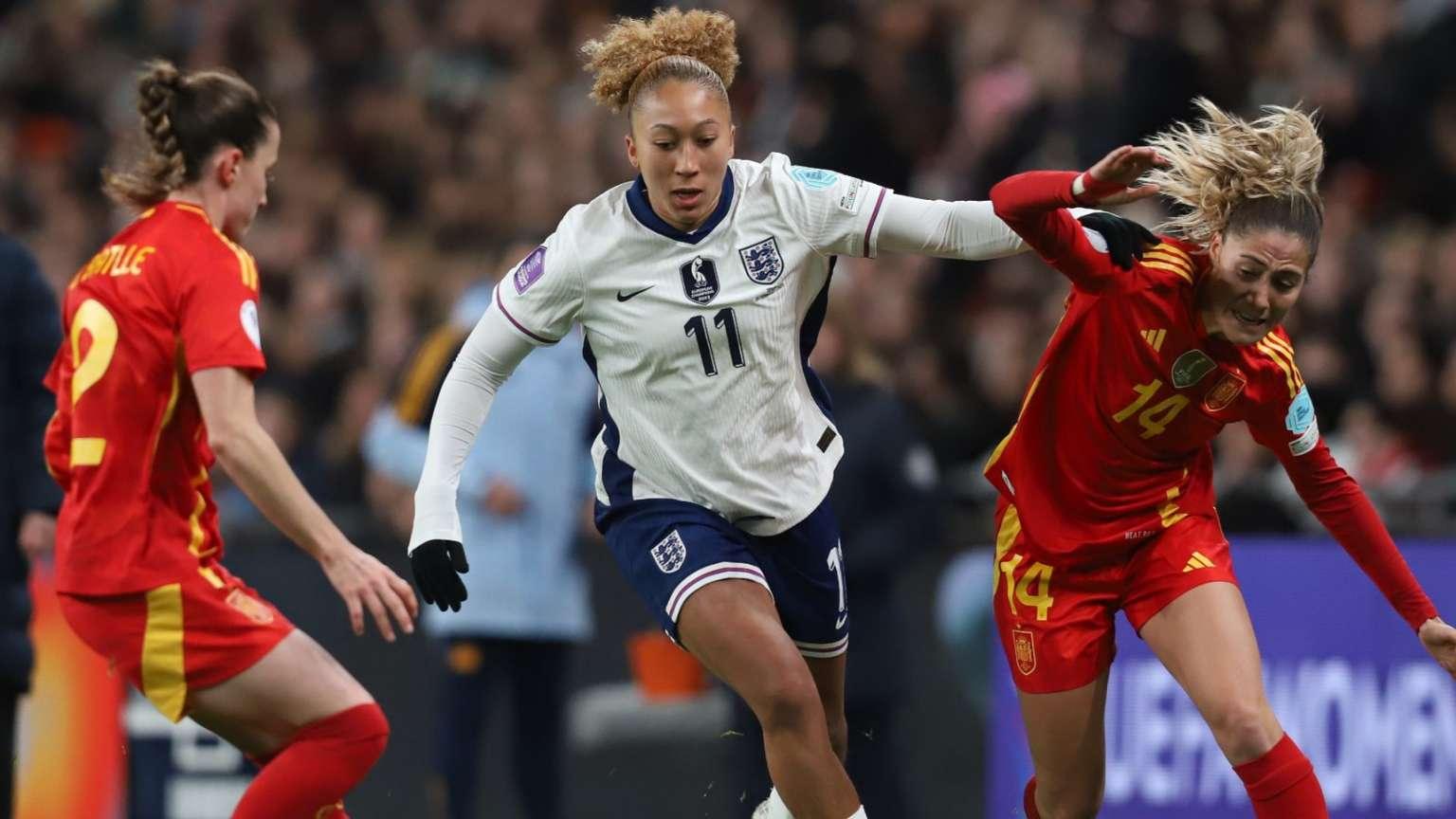 Ona Batlle, Lauren James e Laia Aleixandri durante o jogo entre Espanha e Inglaterra