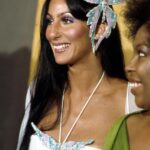 Cher aos 80 anos: Confissões sobre beleza, estilo e um enigma nas redes sociais