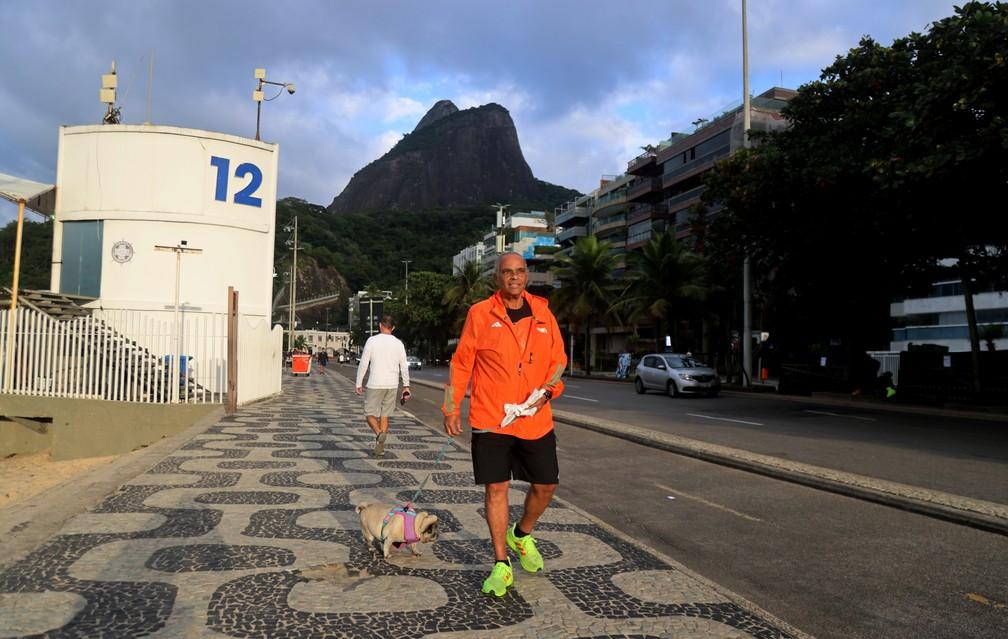 João Traven com sua cadela Princesa, no Leblon, local por onde passará a Maratona do Rio.